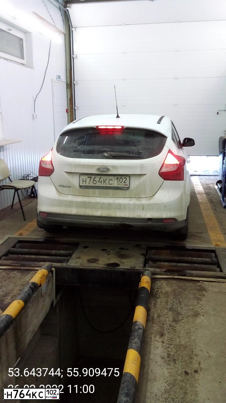 Фото автомобиля FORD FOCUS, 2012 — госномер Н764КС102. Цвет: Белый
