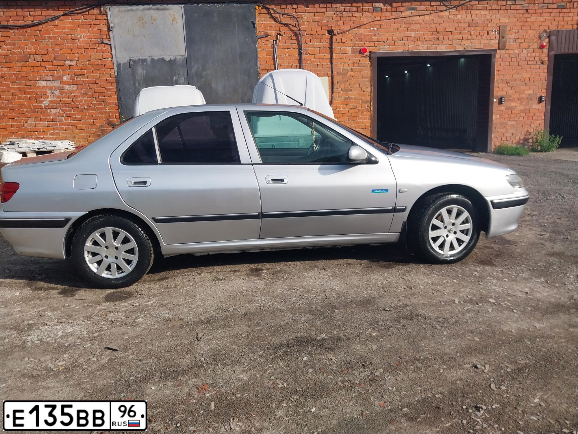 Фото автомобиля PEUGEOT 406, 2002 — госномер Е135ВВ96. Цвет: СВЕТЛО-СЕРЫЙ