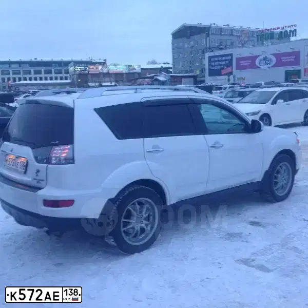 Фото автомобиля MITSUBISHI OUTLANDER, 2010 — госномер Н223ММ03. Цвет: БЕЛЫЙ