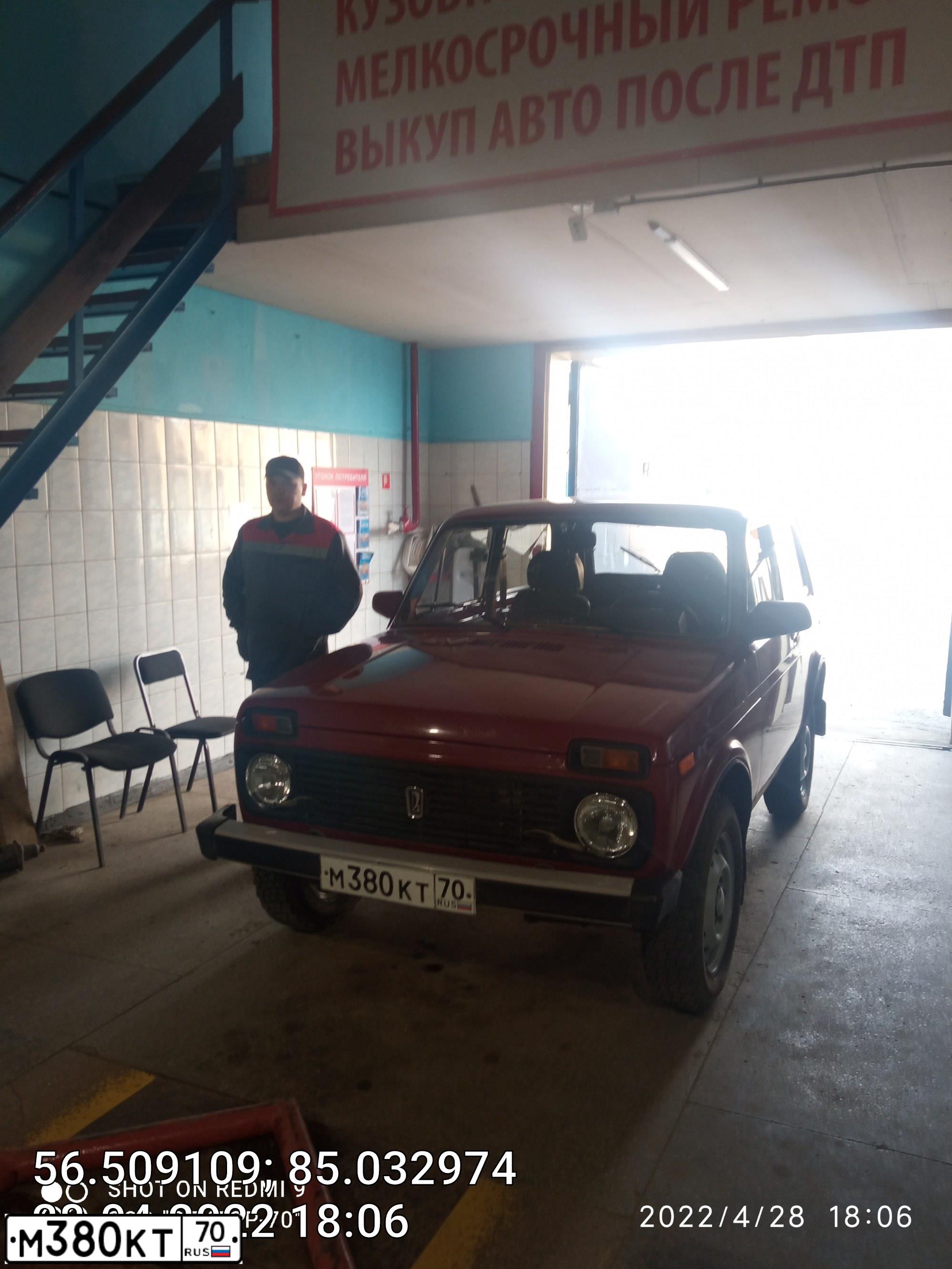 Фото автомобиля LADA 2121 NIVA, 1998 — госномер М380КТ70. Цвет: ТЕМНО КРАСНЫЙ