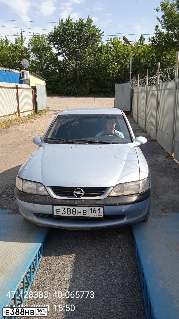 Фото автомобиля OPEL VECTRA, 1998 — госномер Е388НВ161. Цвет: ГОЛУБОЙ