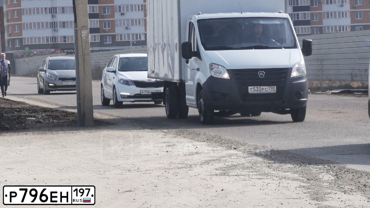 Фото автомобиля RENAULT LOGAN, 2010 — госномер Р796ЕН197. Цвет: Белый