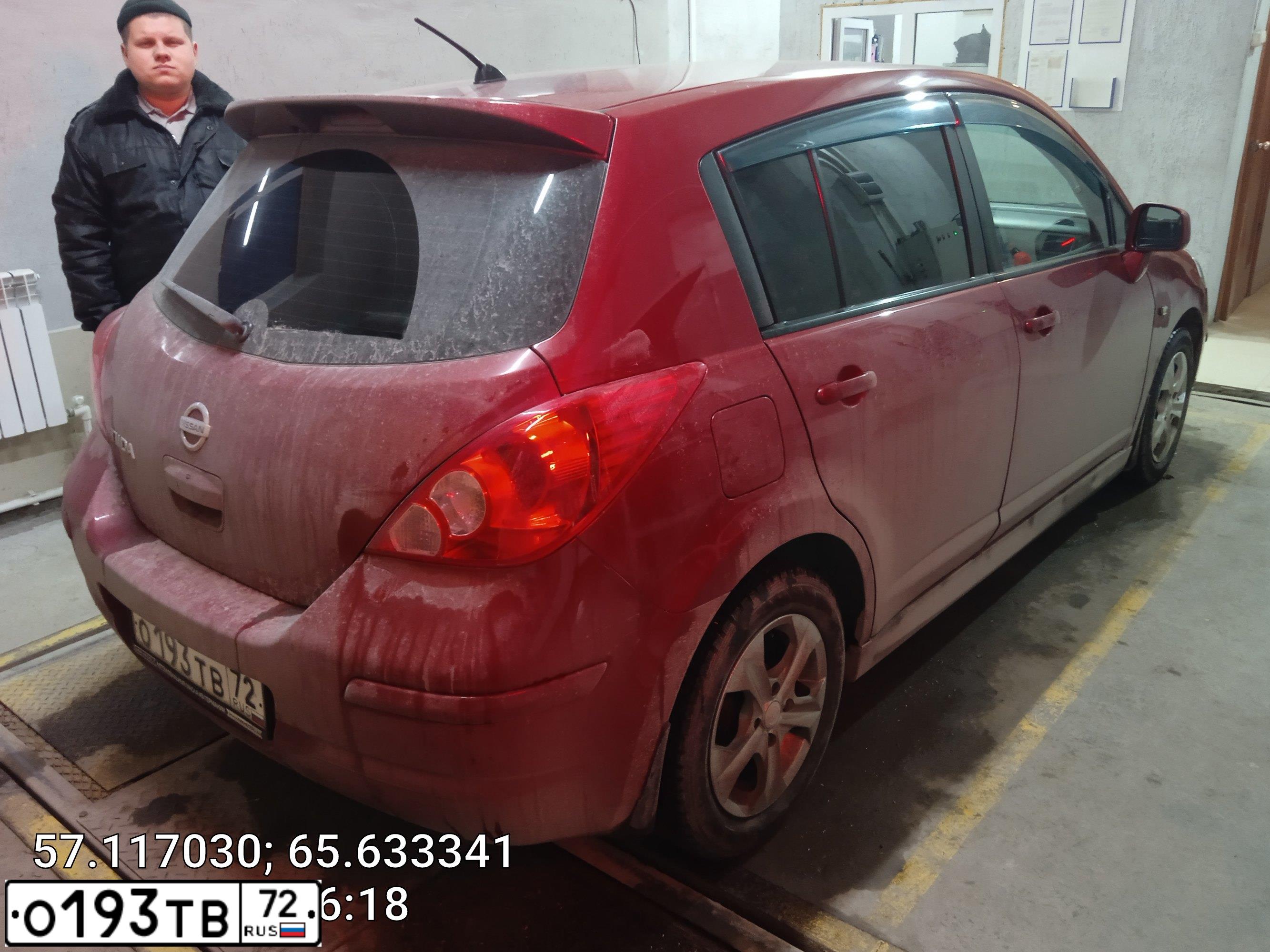 Фото автомобиля NISSAN TIIDA, 2012 — госномер Х498УЕ72. Цвет: Красный
