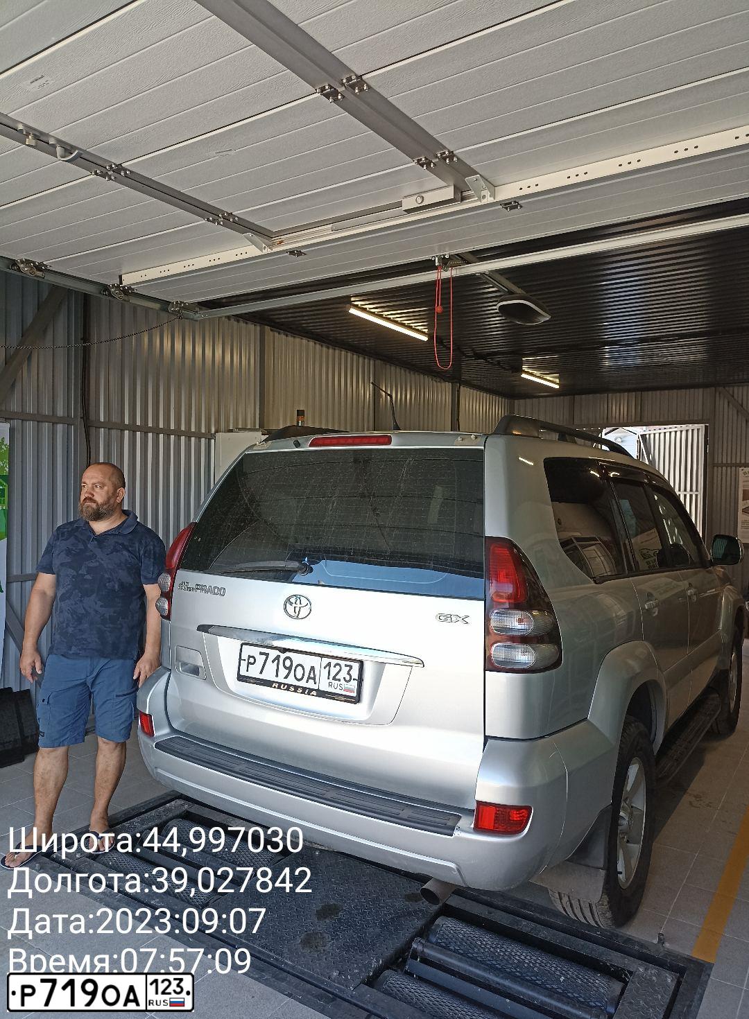 Фото автомобиля TOYOTA LANDCRUISER, 2004 — госномер С982ТО193. Цвет: Серебристый