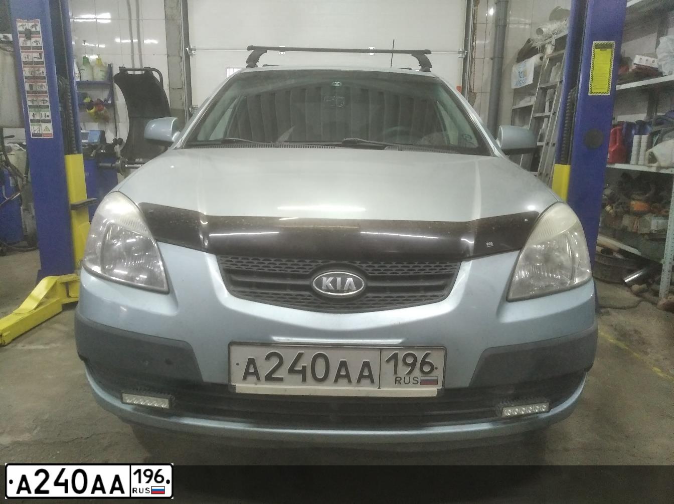Фото автомобиля KIA RIO, 2007 — госномер А240АА196. Цвет: Серый