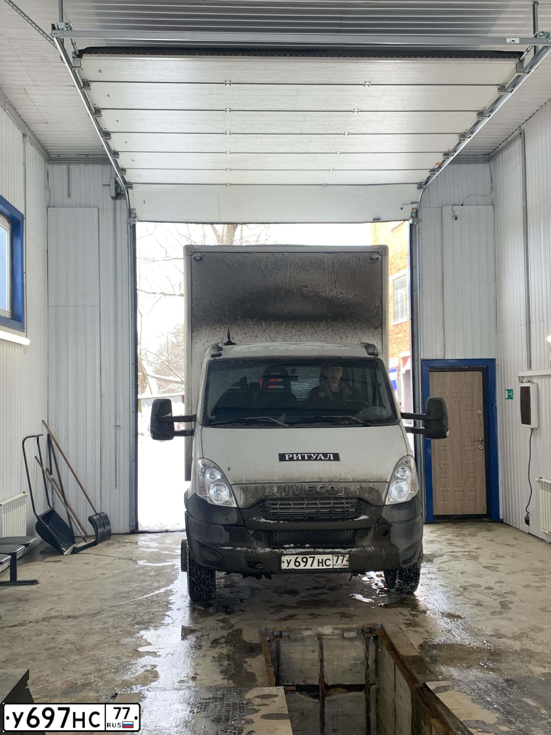 Фото автомобиля IVECO DAILY, 2013 — госномер Р641ВС76. Цвет: Белый