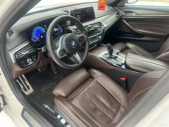 Фото автомобиля BMW 540I, 2017 — госномер А990СР67. Цвет: Белый