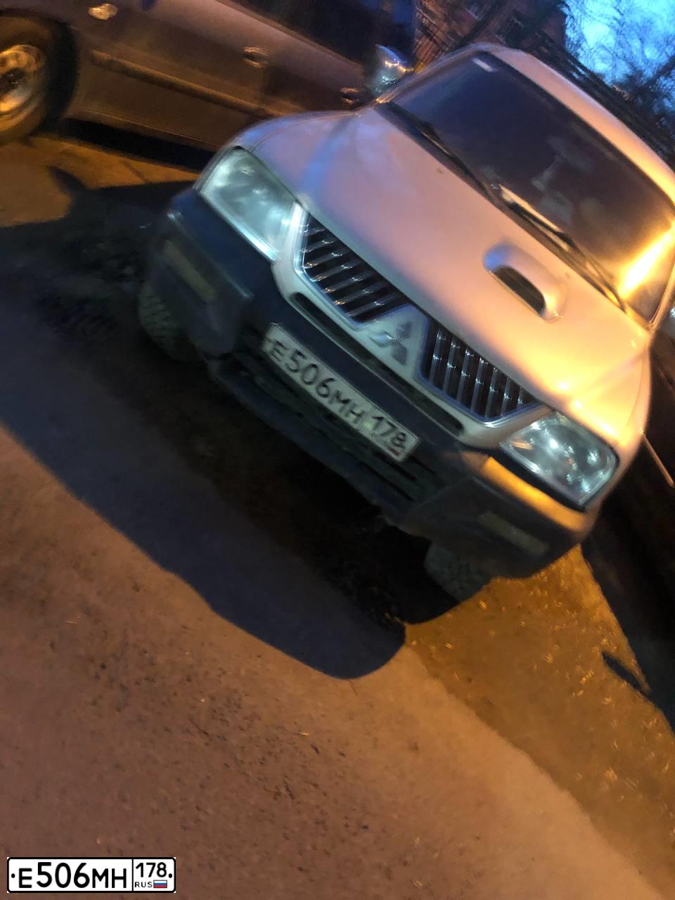 Фото автомобиля MITSUBISHI L 200, 2006 — госномер Е506МН178. Цвет: СЕРЕБРИСТЫЙ
