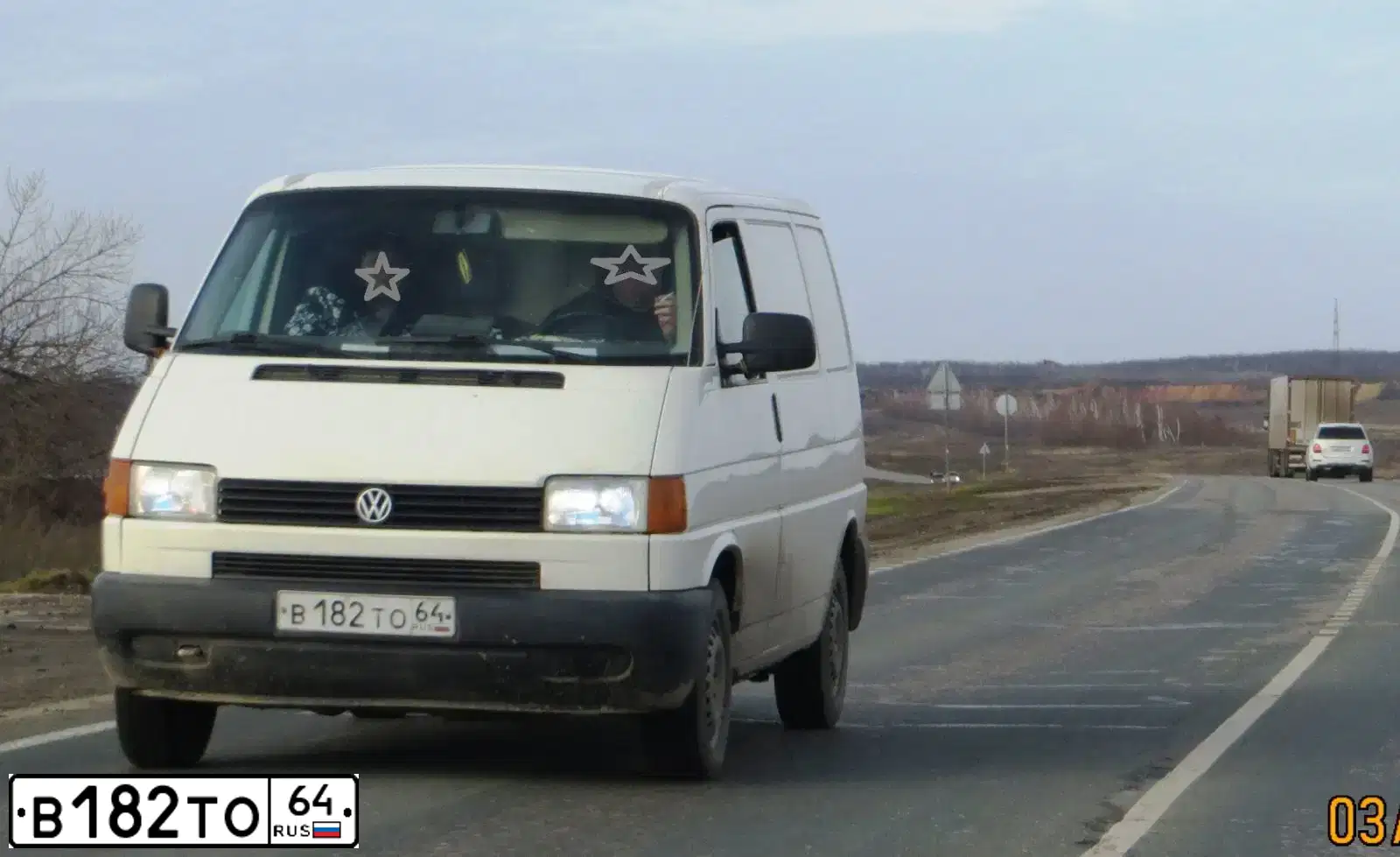 Фото автомобиля VOLKSWAGEN TRANSPORTER, 2001 — госномер Т333ВР136. Цвет: Белый