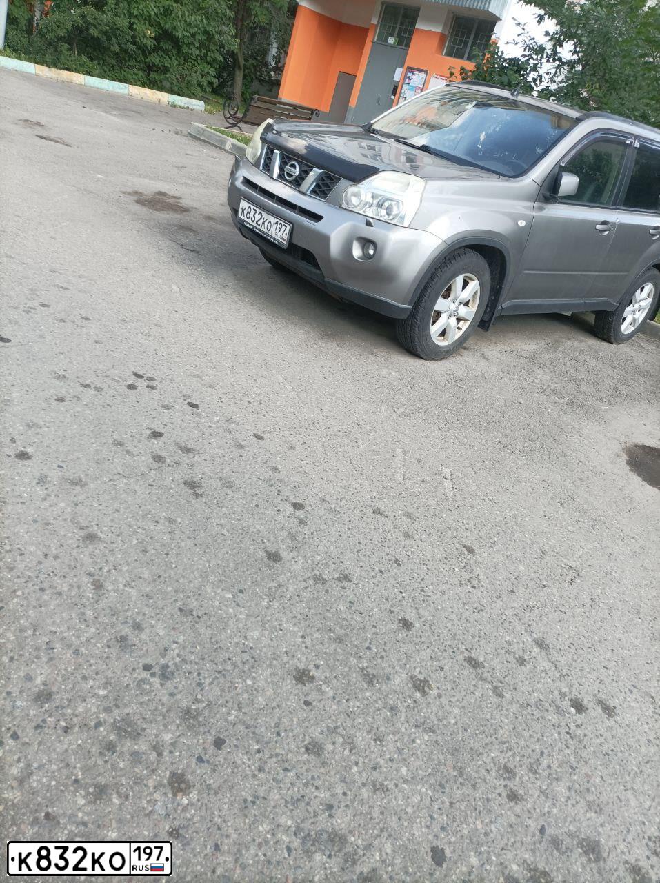 Фото автомобиля NISSAN X-TRAIL, 2008 — госномер М933ХА199. Цвет: ЗОЛОТИСТЫЙ