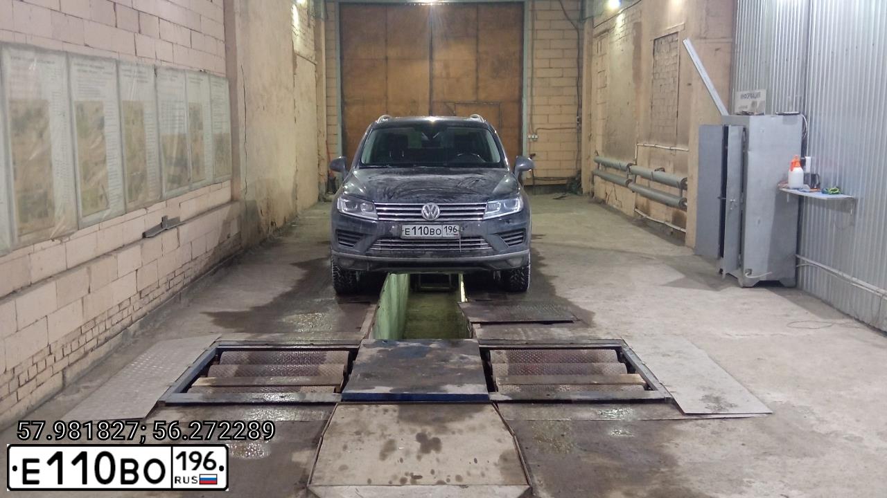 Фото автомобиля VOLKSWAGEN TOUAREG, 2015 — госномер Е110ВО196. Цвет: ЧЕРНЫЙ