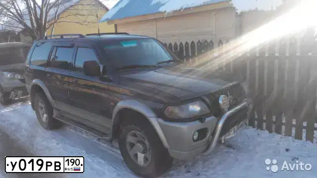 Фото автомобиля MITSUBISHI PAJERO SPORT, 2002 — госномер У019ОВ190. Цвет: синий