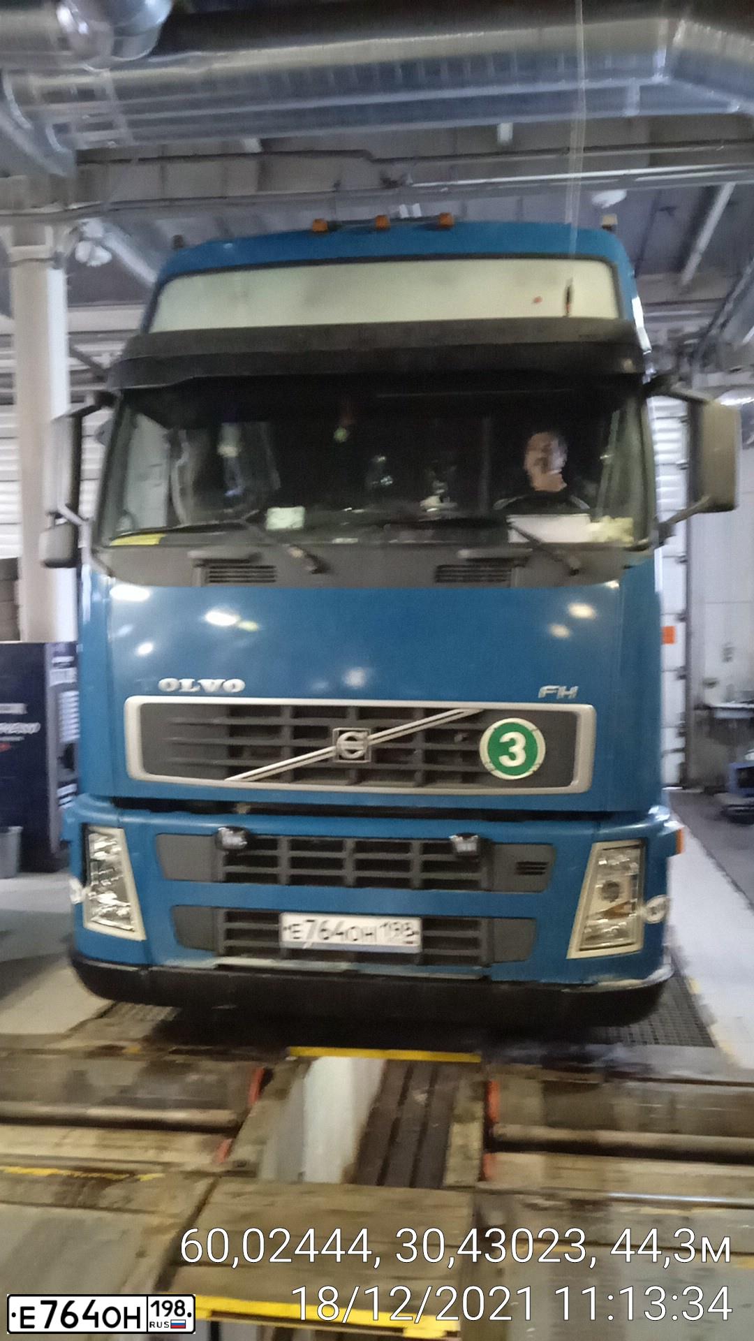 Фото автомобиля VOLVO SERIE FH /6X2/, 2008 — госномер Е764ОН198. Цвет: сине-зеленый