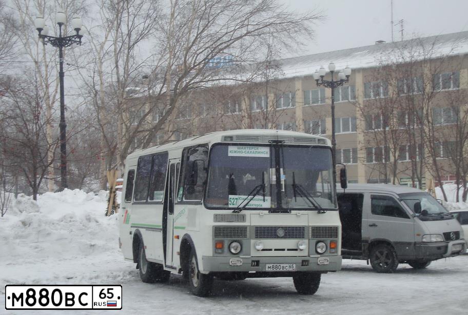 Фото автомобиля PAZ 3205, 2010 — госномер М880ВС65. Цвет: Белый