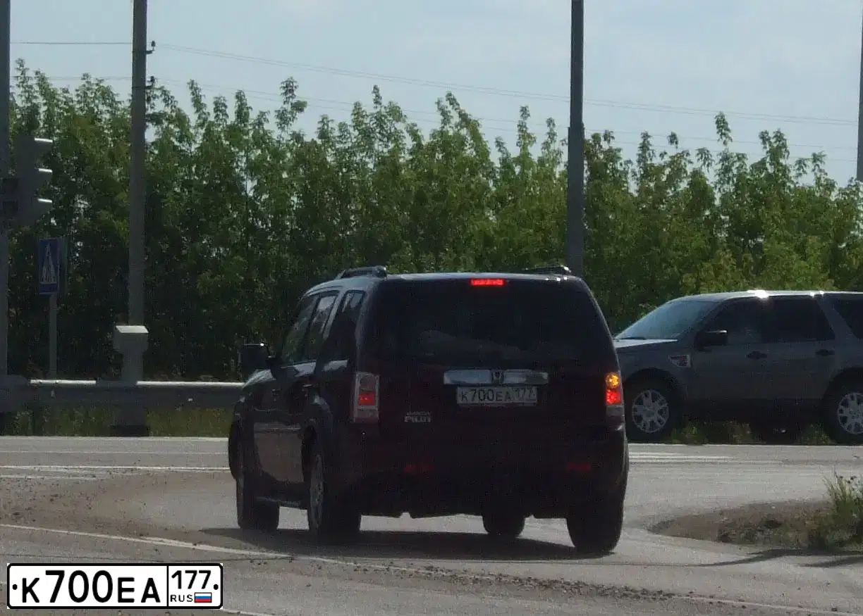 Фото автомобиля HONDA PILOT, 2008 — госномер К700ЕА177. Цвет: ТЕМНО-КРАСНЫЙ