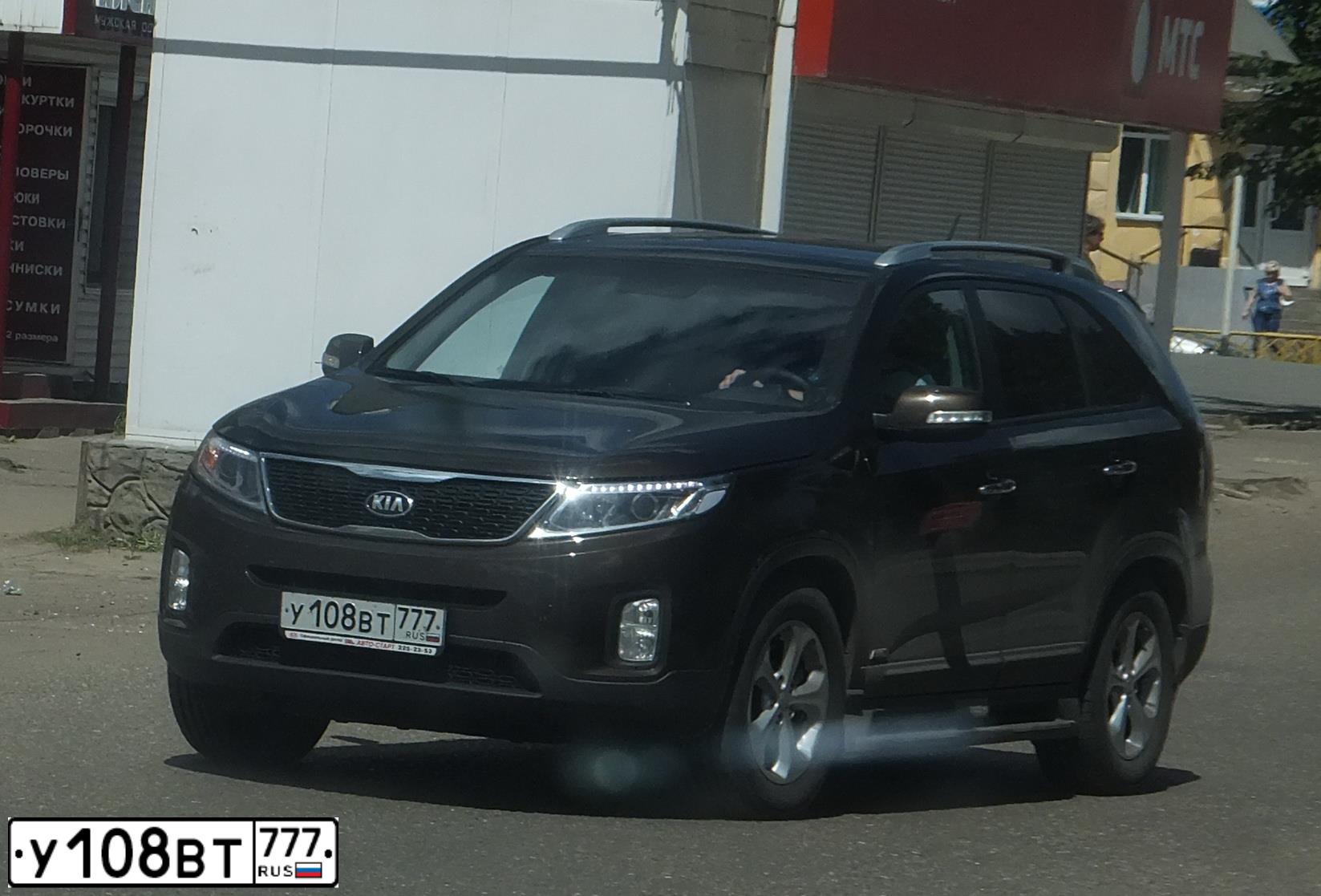 Фото автомобиля KIA SORENTO, 2014 — госномер У155СН790. Цвет: Коричневый