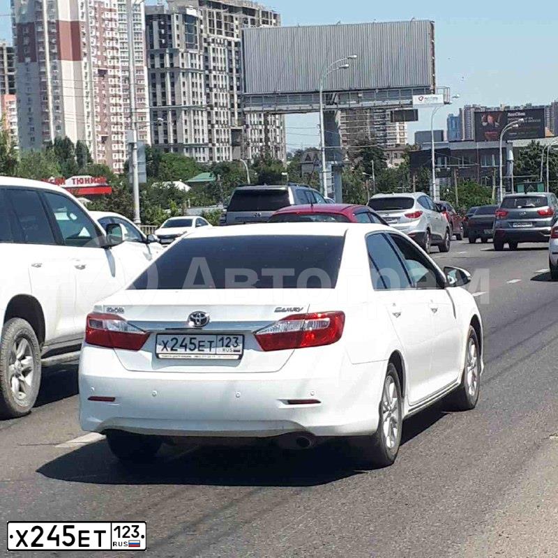 Фото автомобиля TOYOTA CAMRY, 2012 — госномер Х245ЕТ123. Цвет: БЕЛЫЙ