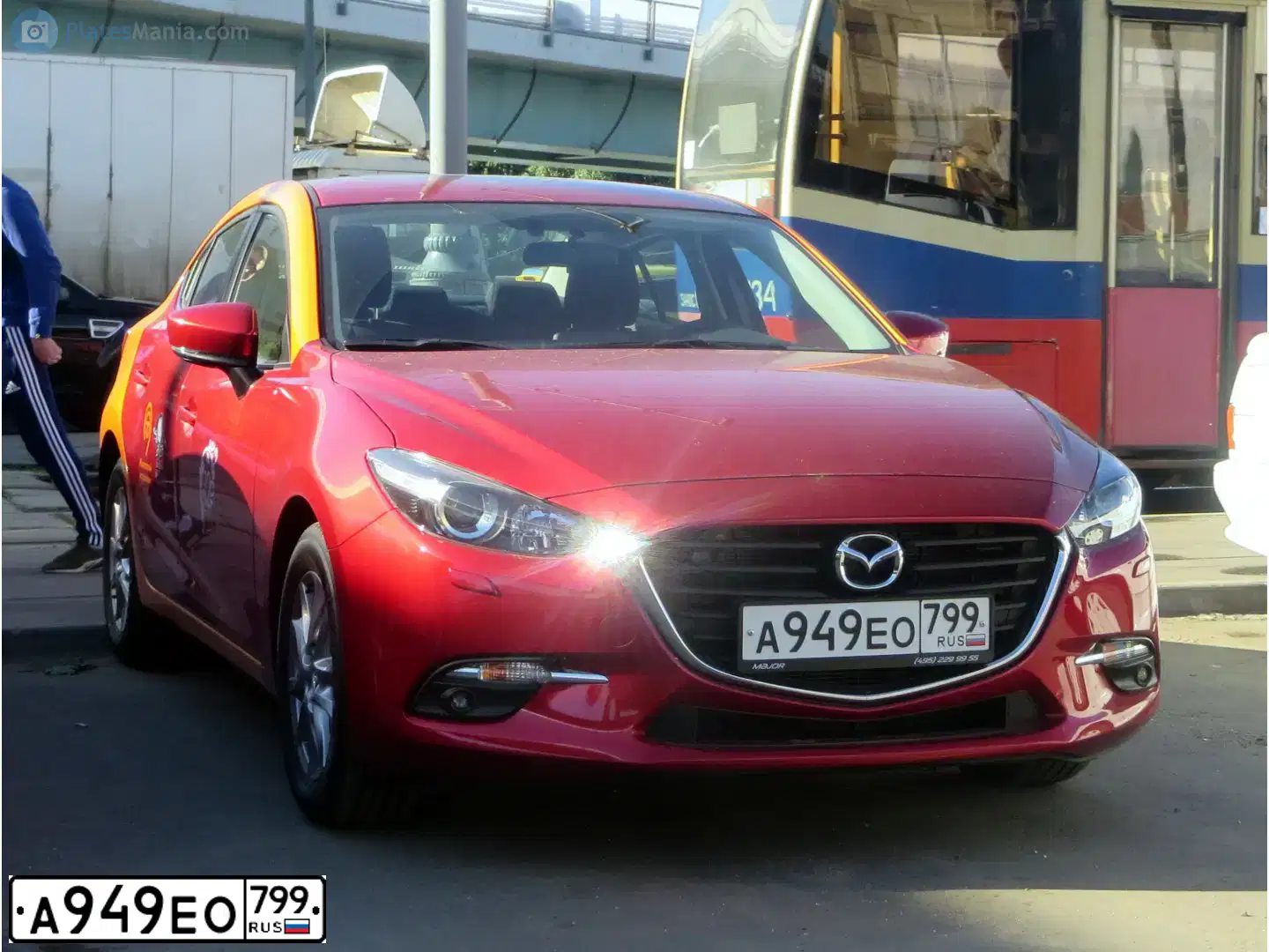 Фото автомобиля MAZDA 3, 2018 — госномер Р461СУ799. Цвет: Красный