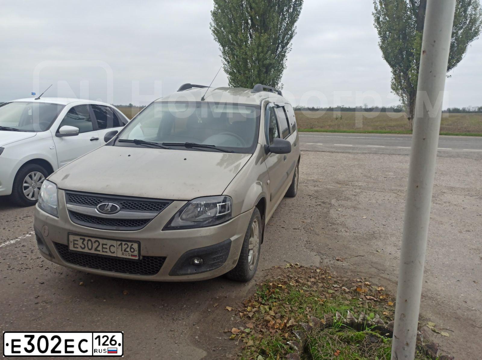 Фото автомобиля LADA LARGUS, 2014 — госномер Е302ЕС126. Цвет: СЕРО-БЕЖЕВЫЙ