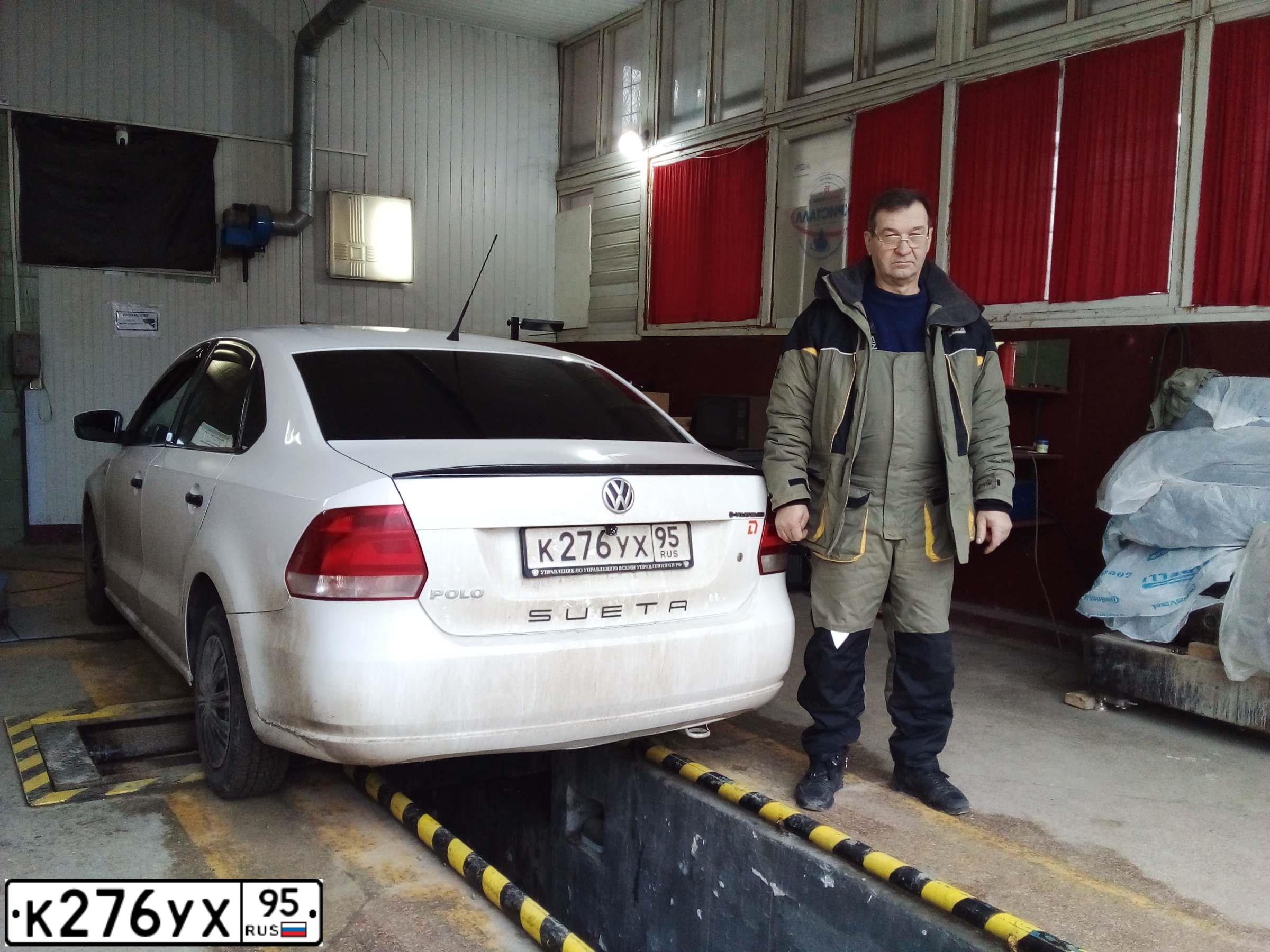 Фото автомобиля VOLKSWAGEN POLO, 2011 — госномер Е335ХК82. Цвет: Белый