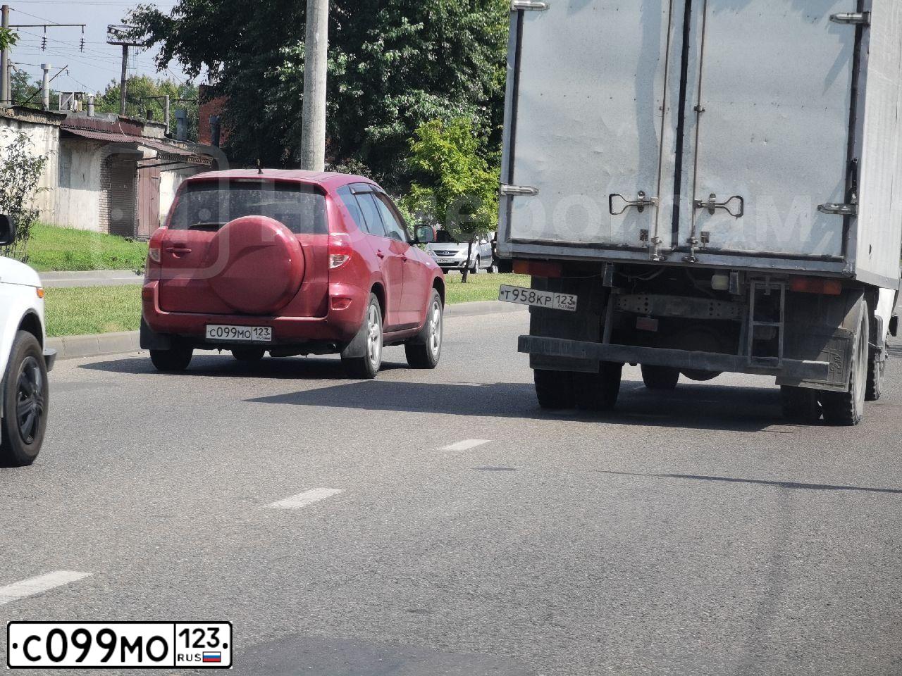 Фото автомобиля TOYOTA RAV4, 2008 — госномер С774ЕН193. Цвет: Красный