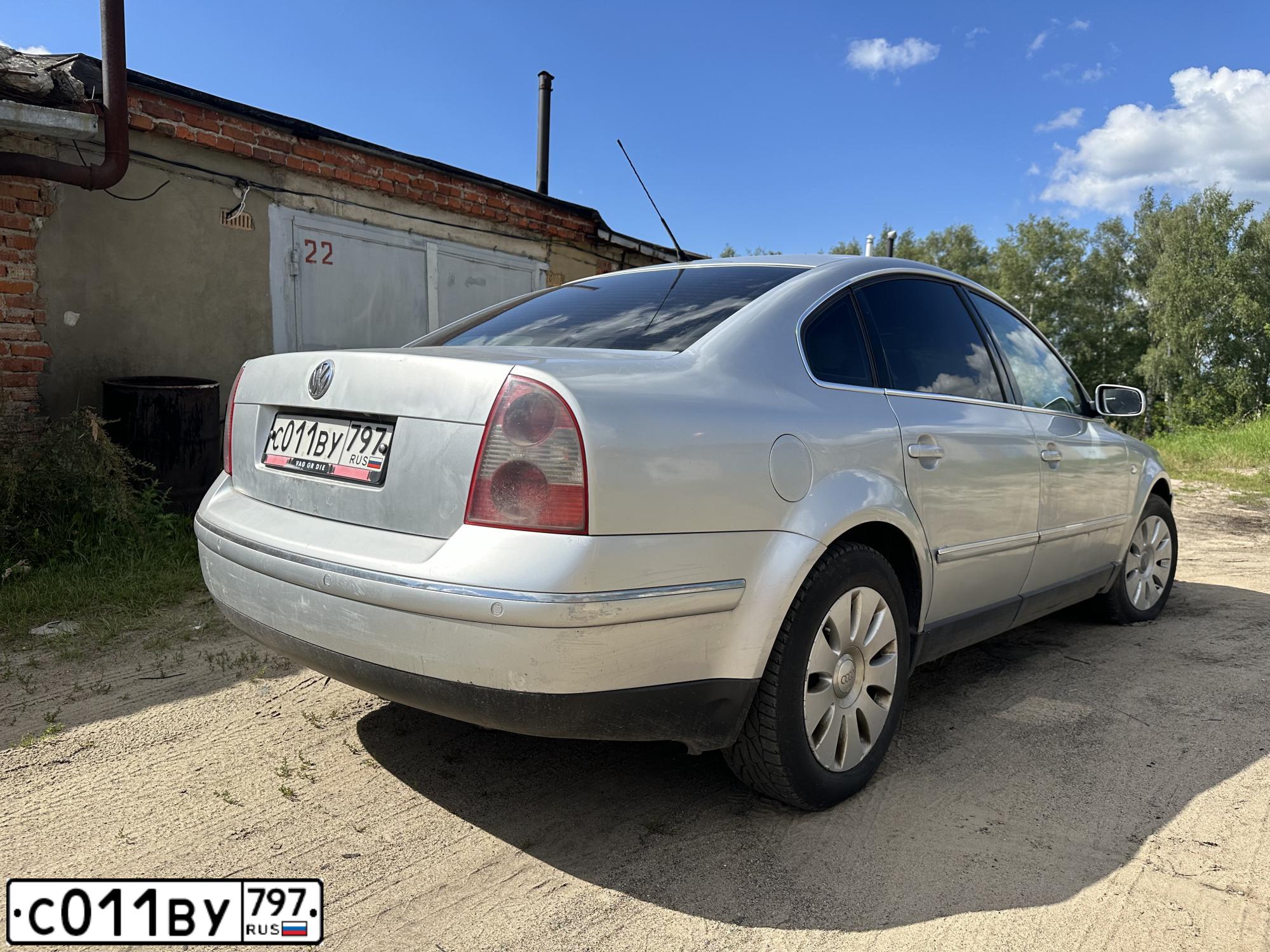 Фото автомобиля VOLKSWAGEN PASSAT, 2003 — госномер С011ВУ797. Цвет: СЕРЫЙ