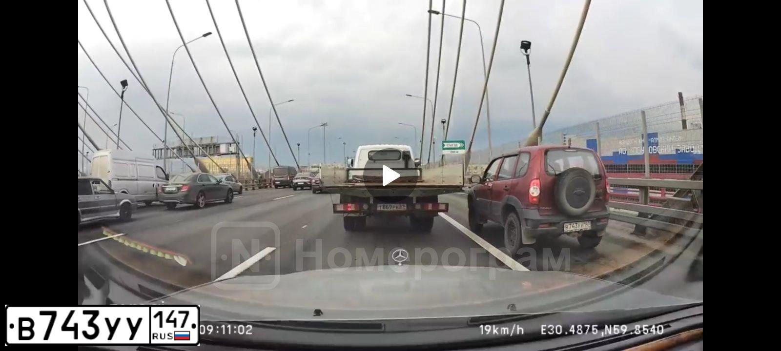 Фото автомобиля CHEVROLET NIVA, 2011 — госномер У514МТ47. Цвет: Ярко-красный металлик