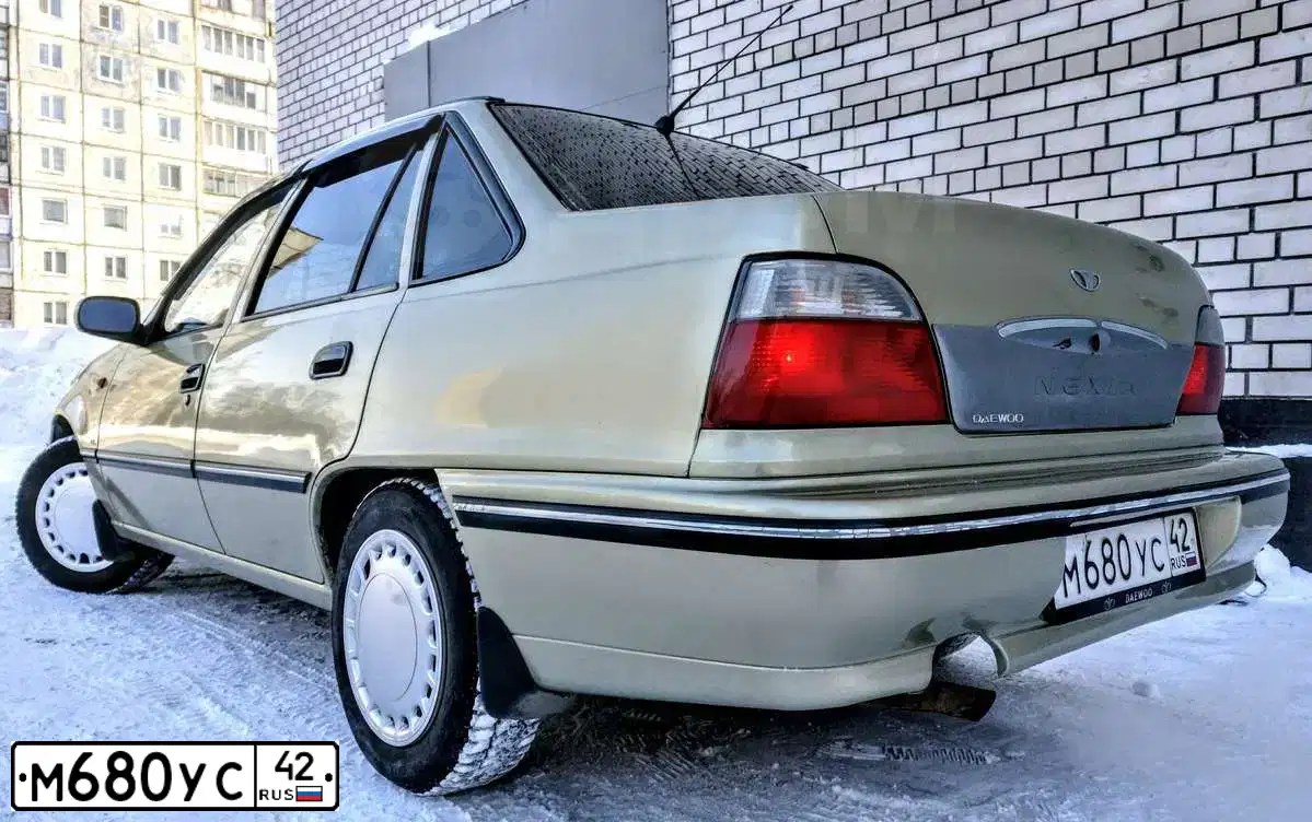 Фото автомобиля DAEWOO NEXIA, 2007 — госномер М680УС42. Цвет: ПЕСОЧНО-БЕЖЕВЫЙ