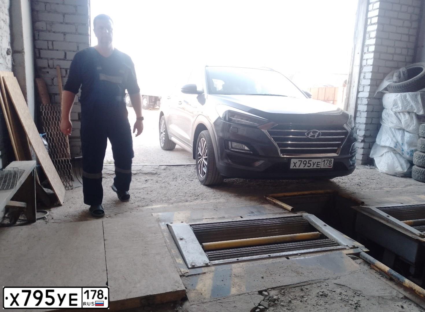 Фото автомобиля HYUNDAI TUCSON, 2018 — госномер Х795УЕ178. Цвет: Коричневый