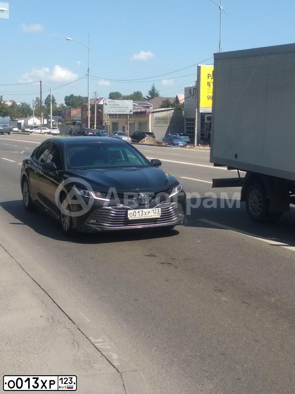 Фото автомобиля TOYOTA CAMRY, 2019 — госномер О013ХР123. Цвет: ЧЕРНЫЙ МЕТАЛЛИК