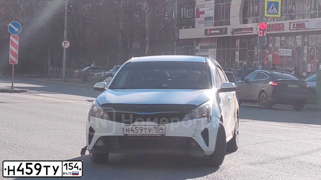 Фото автомобиля KIA RIO, 2020 — госномер Н459ТУ154. Цвет: Белый
