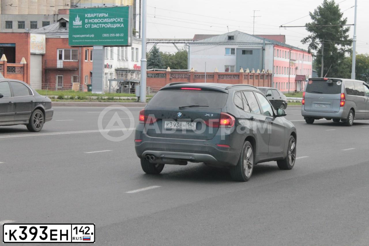 Фото автомобиля BMW X1, 2014 — госномер К393ЕН142. Цвет: СИНИЙ