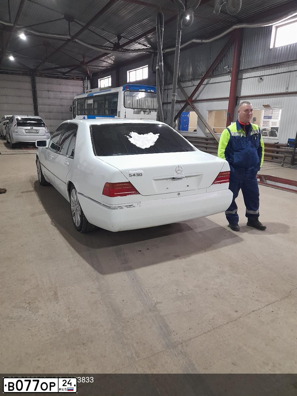 Фото автомобиля MERCEDES S-KLASSE, 1995 — госномер В077ОР24. Цвет: Белый