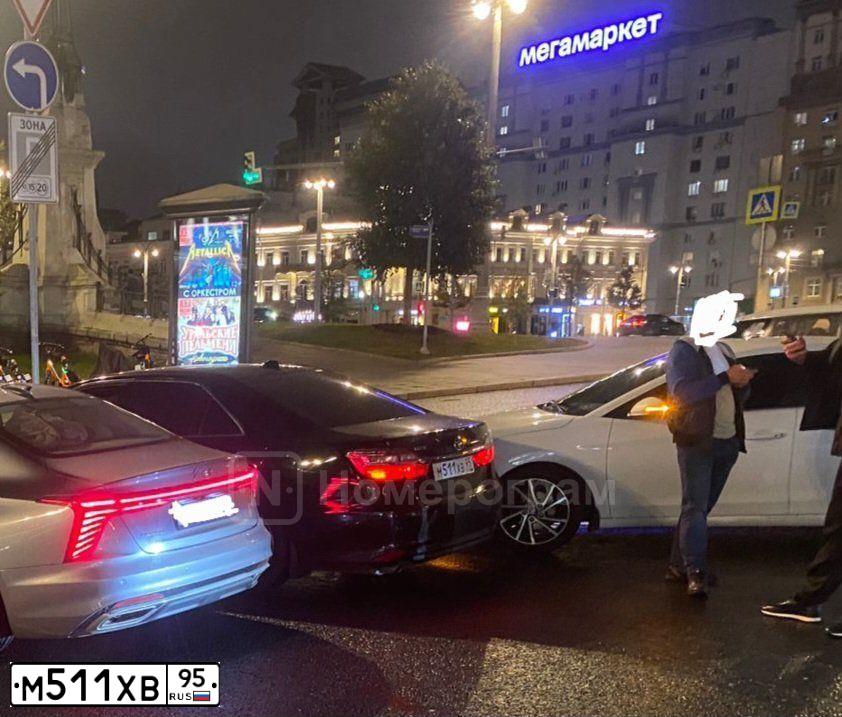Фото автомобиля TOYOTA CAMRY, 2013 — госномер М511ХВ95. Цвет: ЧЕРНЫЙ МЕТАЛЛИК