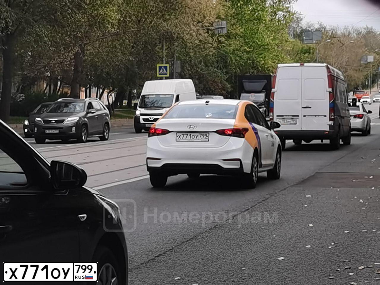 Фото автомобиля HYUNDAI SOLARIS, 2019 — госномер Т245ОЕ790. Цвет: БЕЛЫЙ-ЖЕЛТЫЙ-СЕРЫЙ