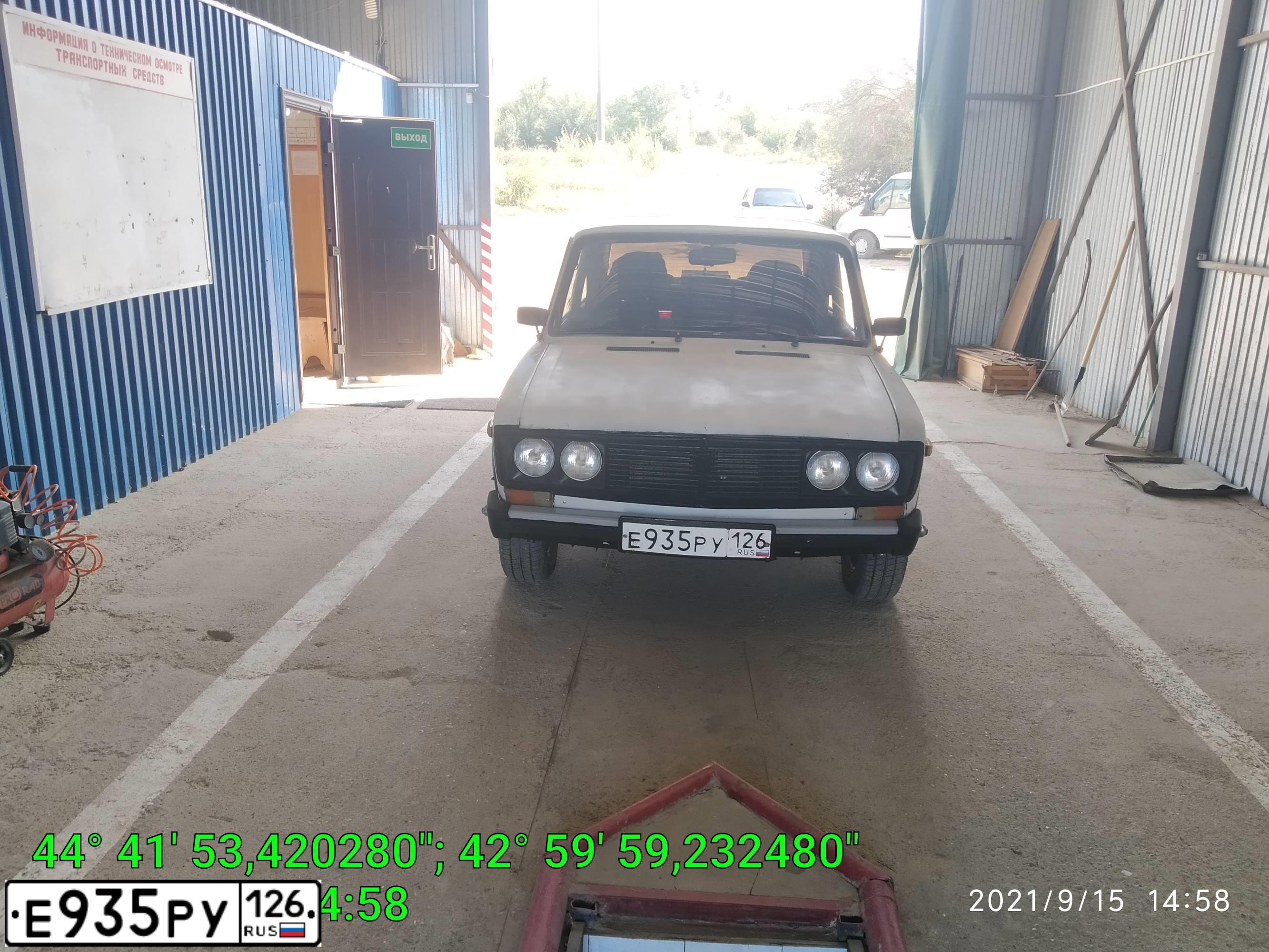 Фото автомобиля LADA 2106 LADA, 1996 — госномер Е935РУ126. Цвет: Белый