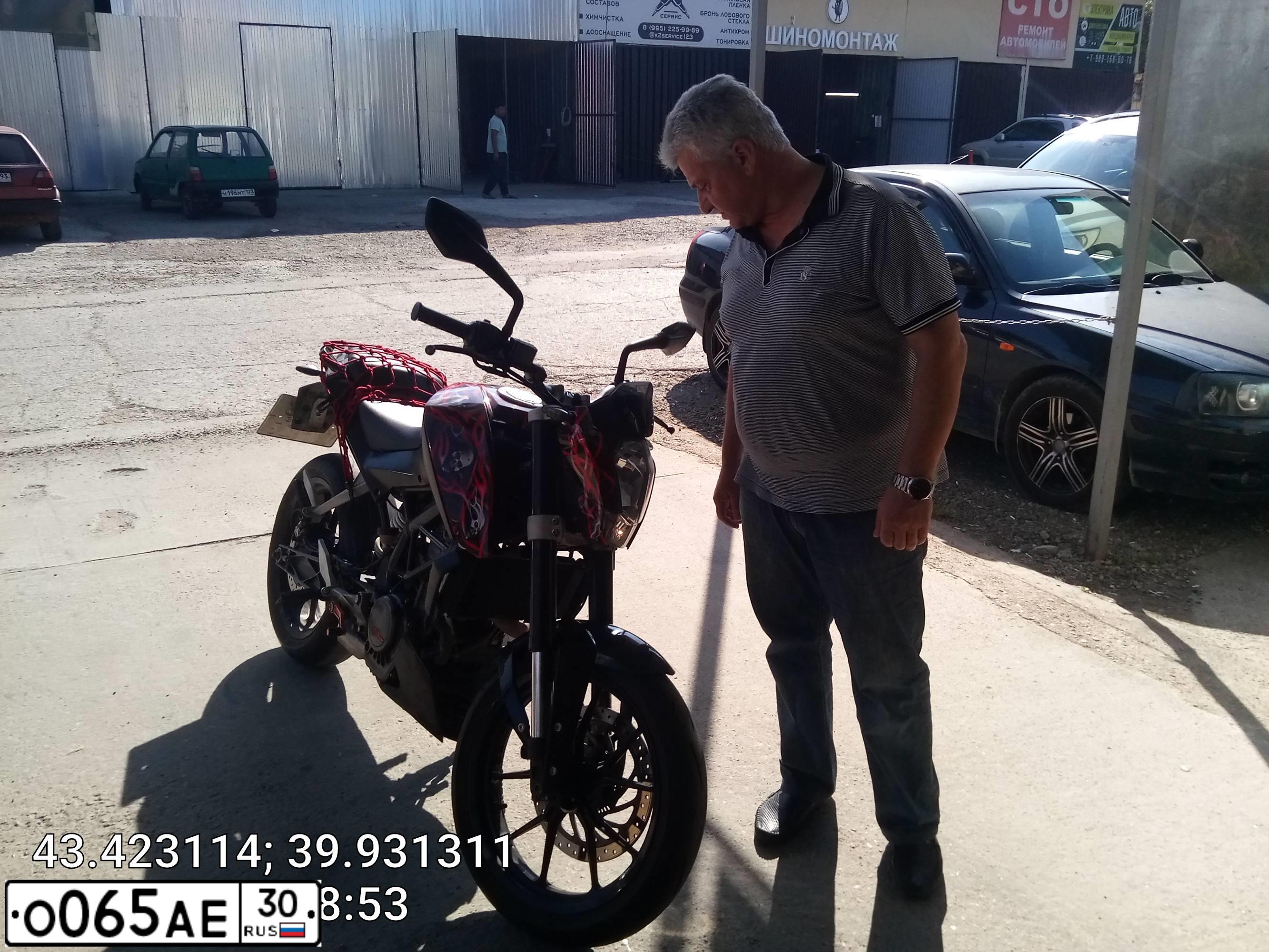 Фото автомобиля KTM DUKE КТМ 200 DUKE, 2013 — госномер О065АЕ30. Цвет: ОРАНЖЕВЫЙ