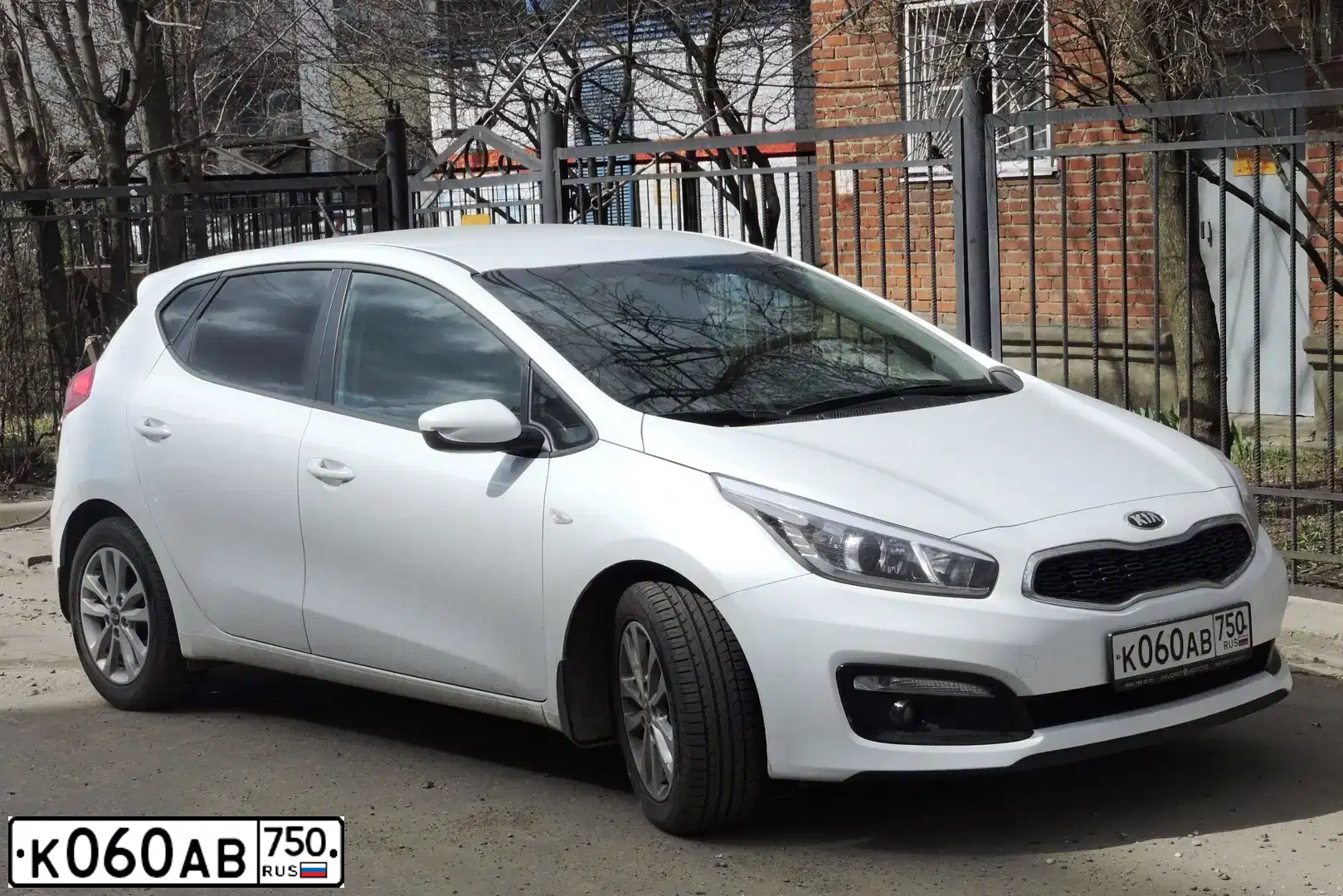 Фото автомобиля KIA CEE'D, 2016 — госномер К060АВ750. Цвет: БЕЛЫЙ