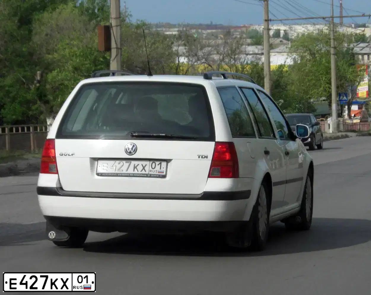 Фото автомобиля VOLKSWAGEN GOLF, 2001 — госномер Е427КХ01. Цвет: БЕЛЫЙ