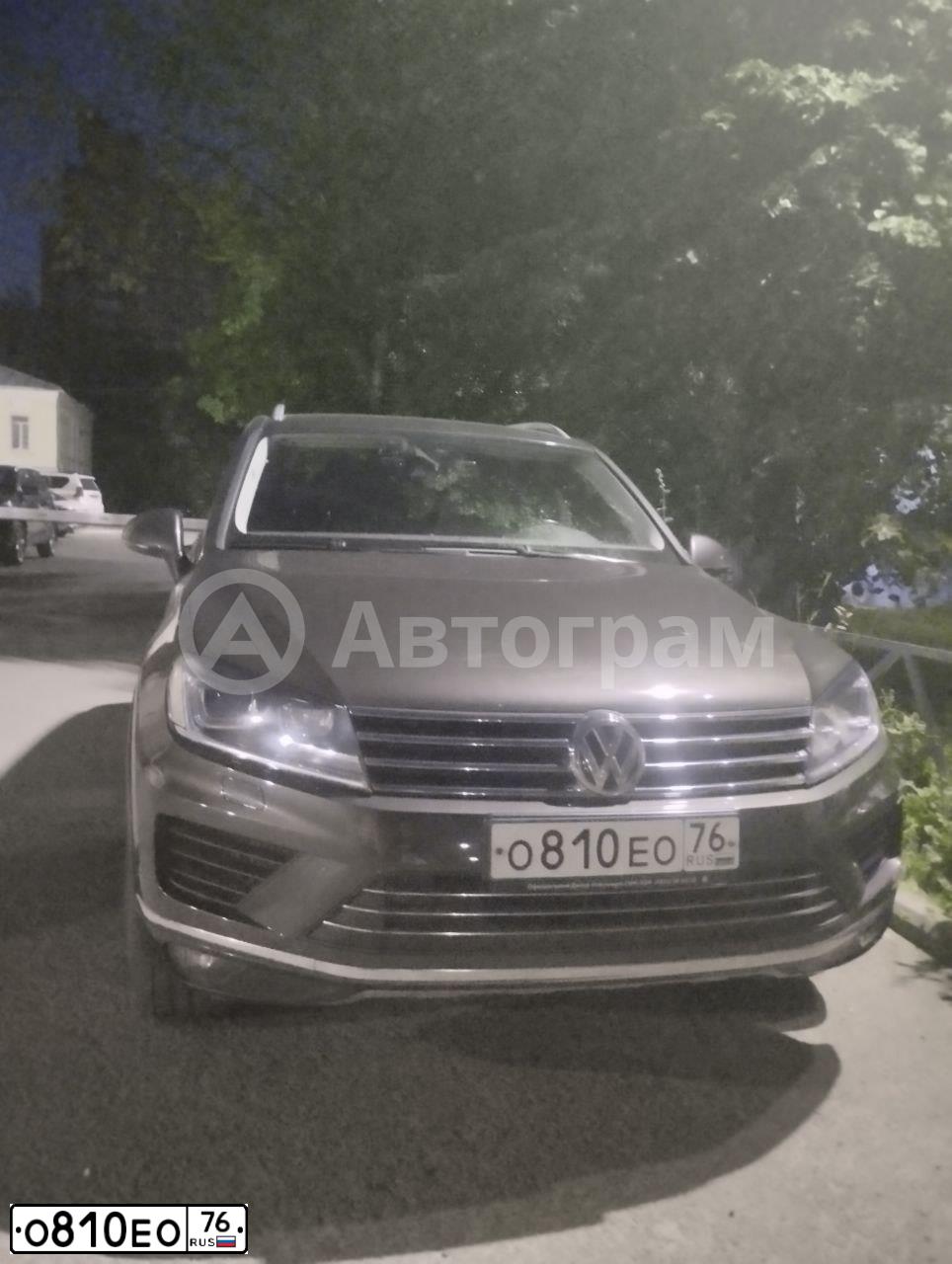 Фото автомобиля VOLKSWAGEN TOUAREG, 2015 — госномер О810ЕО76. Цвет: коричневый