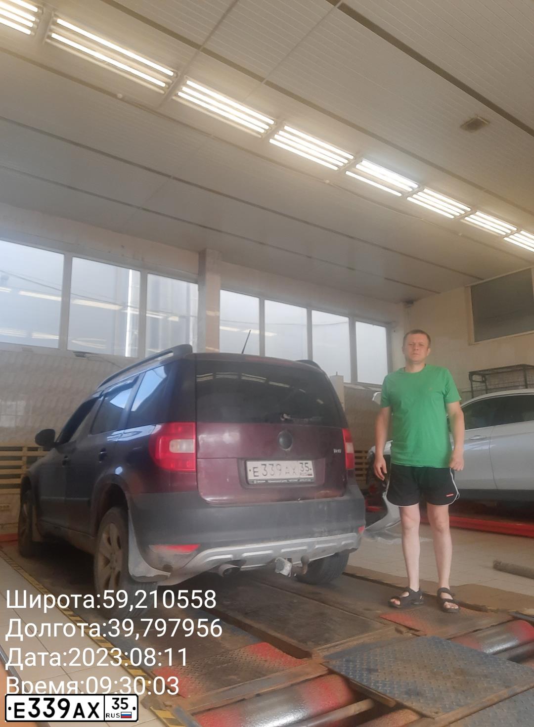 Фото автомобиля SKODA YETI, 2012 — госномер Е339АХ35. Цвет: ТЕМНО-БОРДОВЫЙ