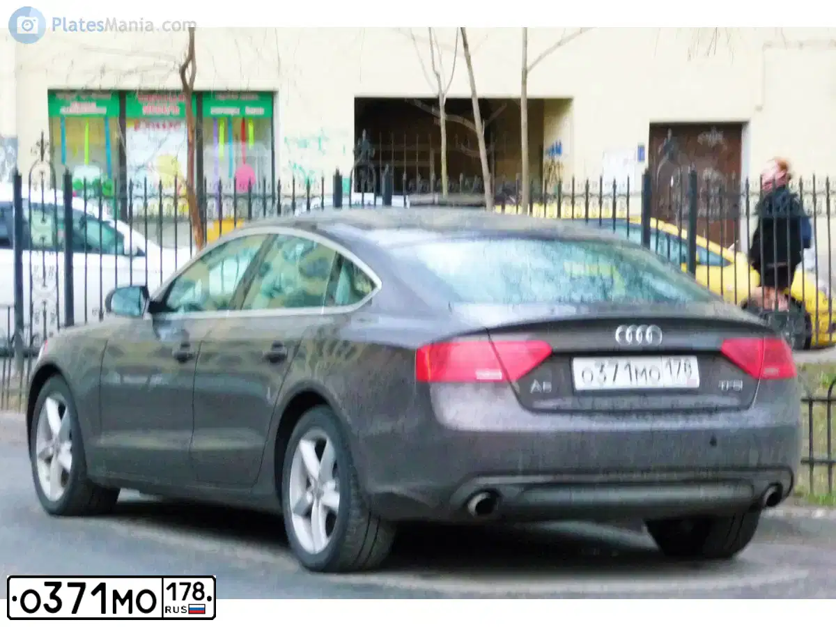 Фото автомобиля AUDI A5, 2013 — госномер У585КО178. Цвет: КОРИЧНЕВЫЙ