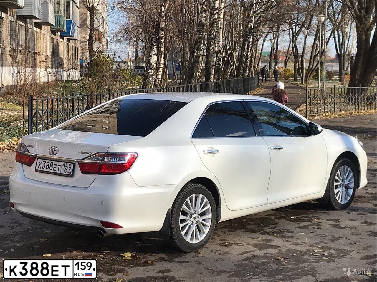 Фото автомобиля TOYOTA CAMRY, 2015 — госномер М725ОМ159. Цвет: БЕЛЫЙ ПЕРЛАМУТР