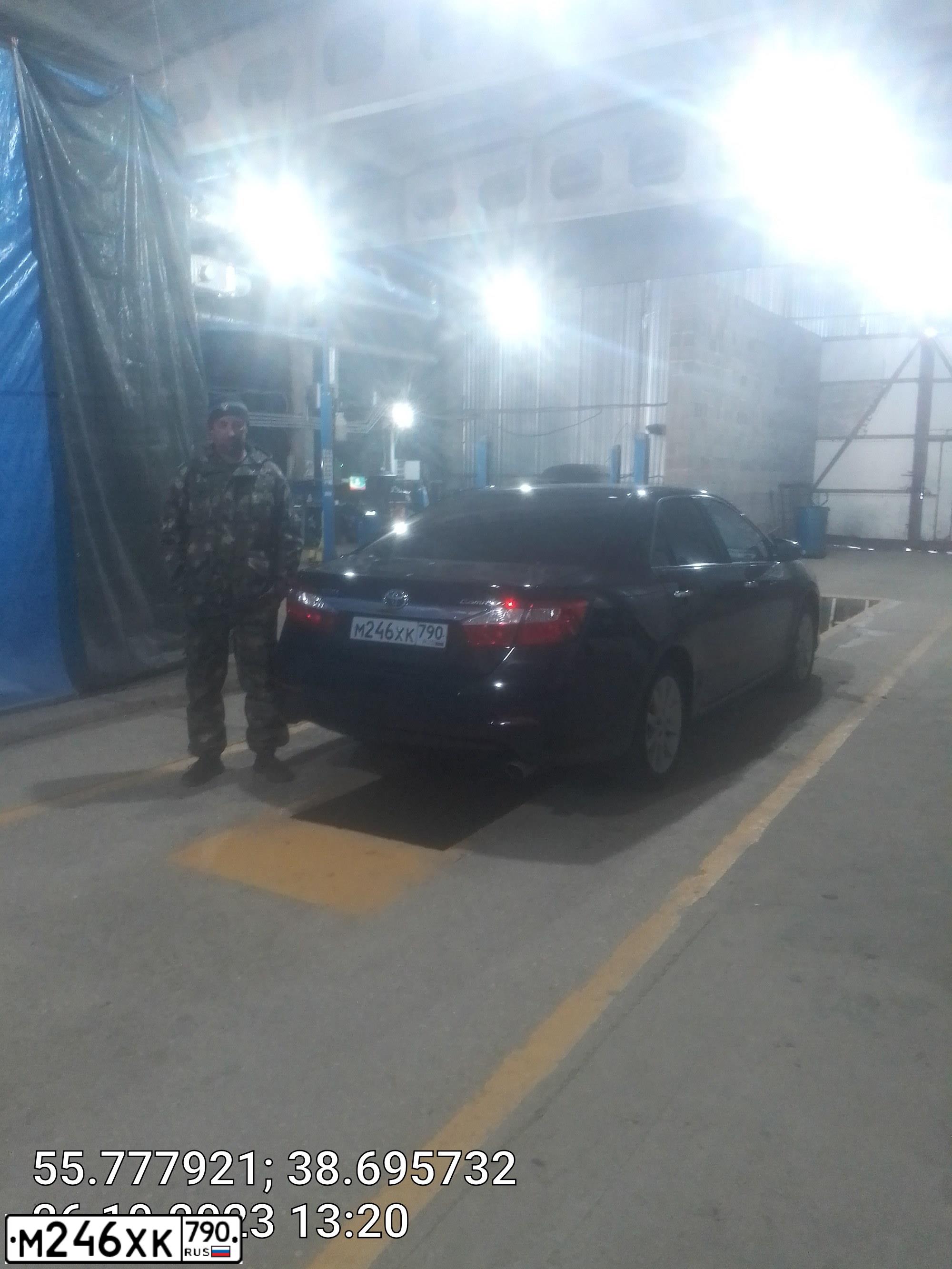Фото автомобиля TOYOTA CAMRY, 2012 — госномер А909ТТ190. Цвет: ЧЕРНЫЙ МЕТАЛЛИК
