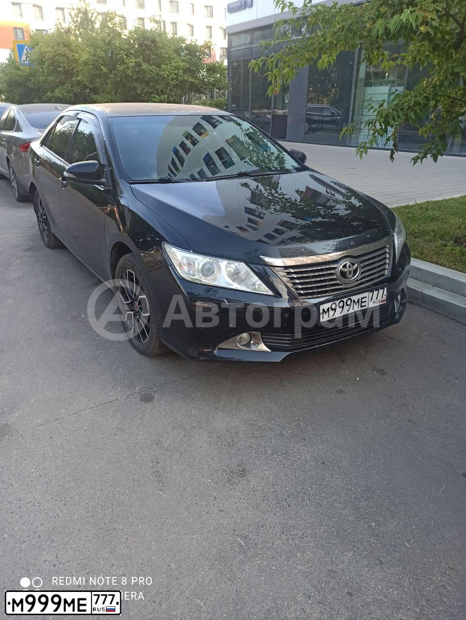 Фото автомобиля TOYOTA CAMRY, 2014 — госномер Р484ЕТ977. Цвет: ЧЕРНЫЙ