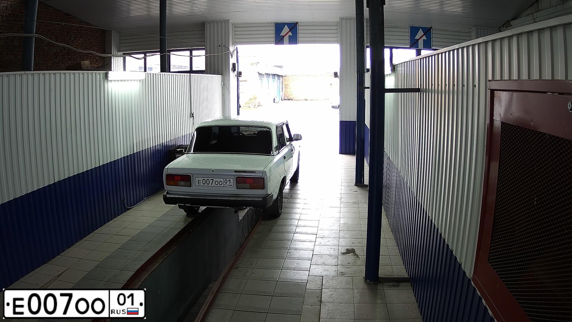 Фото автомобиля LADA 2107, 2010 — госномер К077МС01. Цвет: Белый