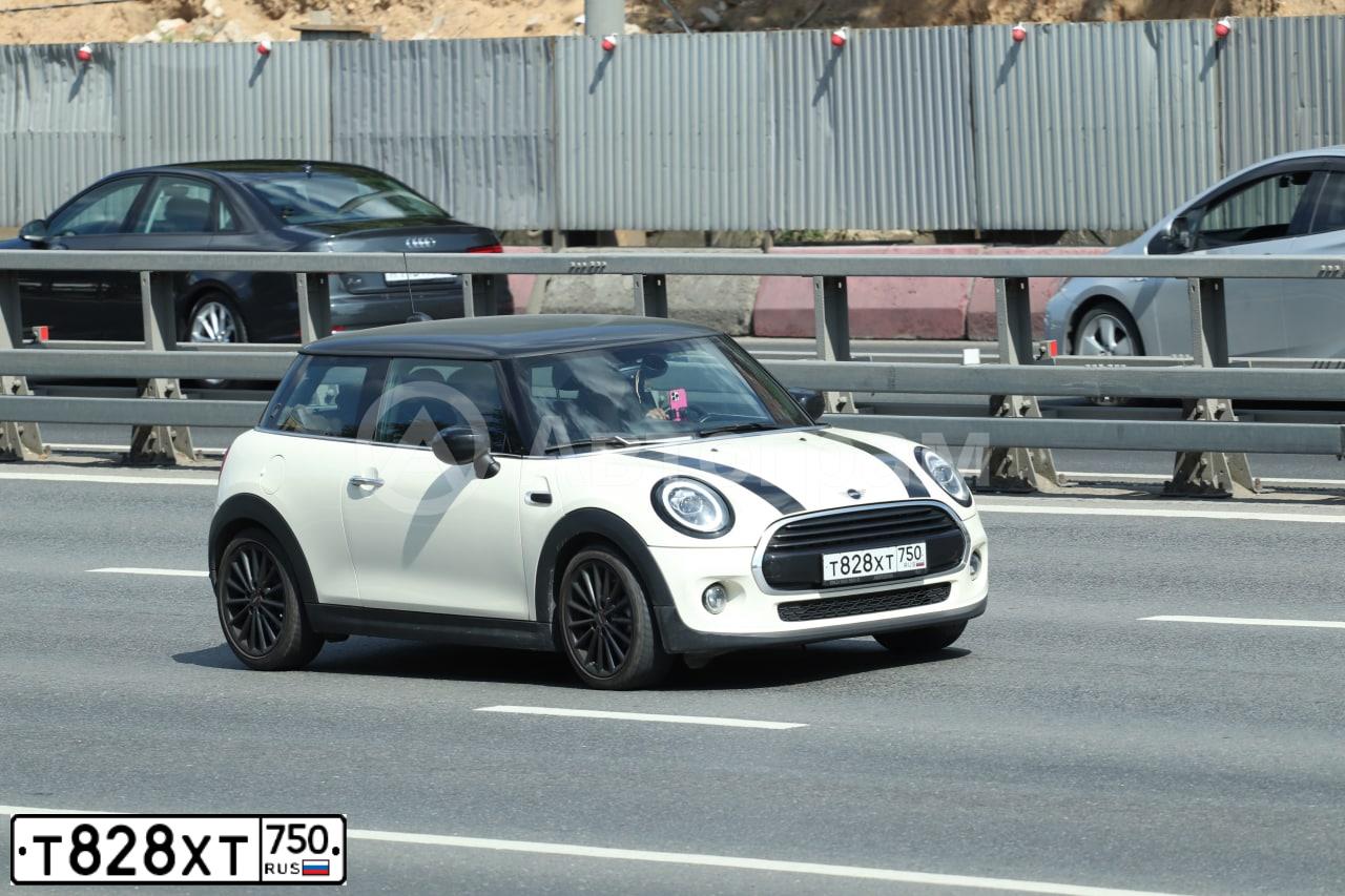Фото автомобиля MINI MINI, 2020 — госномер Т828ХТ750. Цвет: БЕЛЫЙ