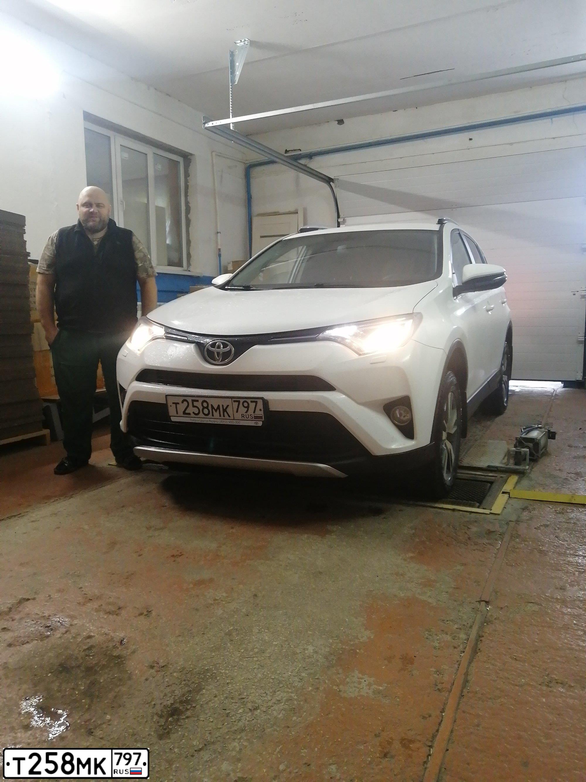 Фото автомобиля TOYOTA RAV4, 2017 — госномер Т258МК797. Цвет: Белый