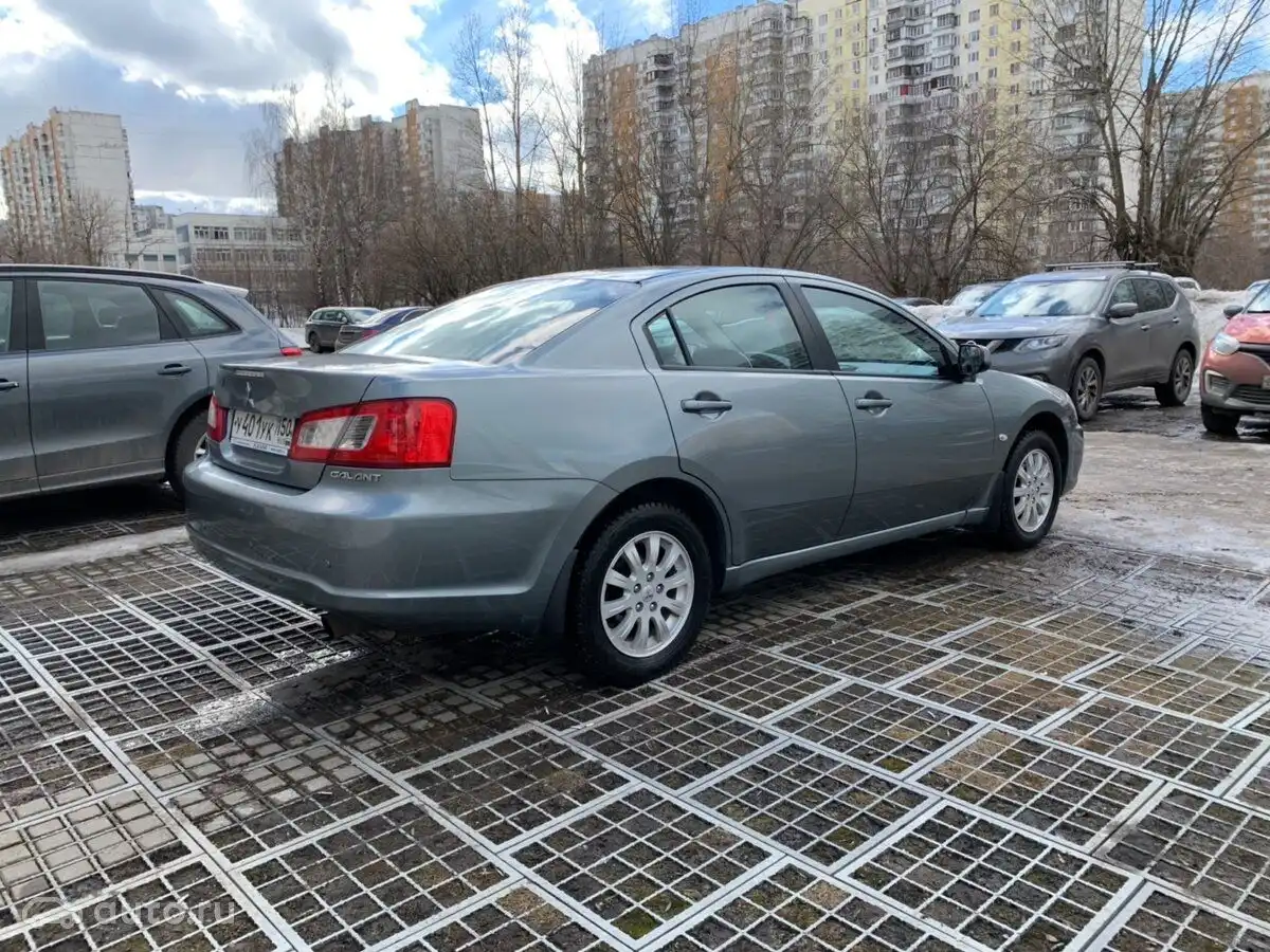 Фото автомобиля MITSUBISHI GALANT, 2008 — госномер Е119АЕ199. Цвет: СЕРО-ЗЕЛЕНЫЙ