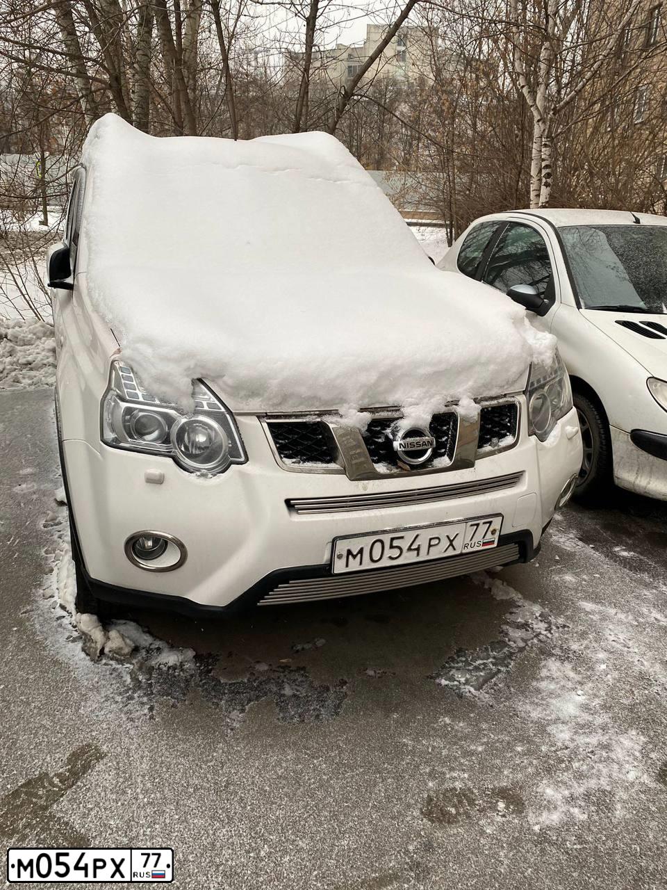 Фото автомобиля NISSAN X-TRAIL, 2012 — госномер М054РХ77. Цвет: БЕЛЫЙ